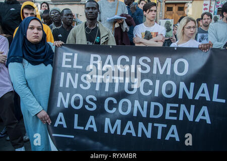 Madrid, Spanien. 15. Mär 2019. Eine Frau mit einem Plakat ¨ institutionellen Rassismus verurteilt uns und tötet uns ¨ in der Nelson Mandela Square. März eines Jahres nach dem Tod des senegalesischen Anbieter Mmame Mbage in Lavapies Square Nelson Mandela. Vor einem Jahr gab es eine Zusammenstößen zwischen der Polizei und Immigranten nach Mmame Mbage, einem senegalesischen Straßenhändler, gestorben an einem Herzstillstand angeblich nach dem von der örtlichen Polizei gejagt zu gedenken. Credit: Alberto Sibaja Ramírez/Alamy leben Nachrichten Stockfoto