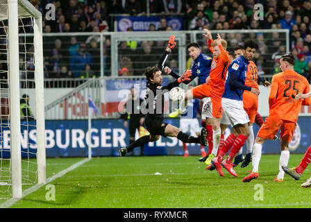 15. März 2019, Schleswig-Holstein, Kiel: Fussball: 2. Bundesliga, Holstein Kiel - Erzgebirge Aue, 26. Spieltag. Aues Torwart Martin Männel (L-R), Kieler Atakan Kalig Aues Karazor, Fabian, Kiel Torschütze Aaron Seydel, Aues Filip Kusic und Aues Dominik Wydra den Ball auf dem Weg nach der Holsteiner 5-1 Ziel ansehen. Foto: Frank Molter/dpa - WICHTIGER HINWEIS: In Übereinstimmung mit den Anforderungen der DFL Deutsche Fußball Liga oder der DFB Deutscher Fußball-Bund ist es untersagt, bis s verwenden oder verwendet Fotos im Stadion und/oder das Spiel in Form von Bildern und/oder Videos - wie Foto genommen haben Stockfoto