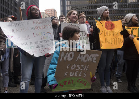 Chicago, Illinois, USA. 15 Mär, 2019. Studenten der Chicagoland Bereich zusammen mit Tausenden auf der ganzen Welt. Aus Klassen am Freitag ging die Untätigkeit der Regierungen zu protestieren. Wenn es darum geht, die steigende Bedrohung durch den Klimawandel. Credit: Rick Majewski/ZUMA Draht/Alamy leben Nachrichten Stockfoto