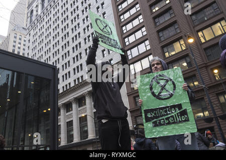 Chicago, Illinois, USA. 15 Mär, 2019. Studenten der Chicagoland Bereich zusammen mit Tausenden auf der ganzen Welt. Aus Klassen am Freitag ging die Untätigkeit der Regierungen zu protestieren. Wenn es darum geht, die steigende Bedrohung durch den Klimawandel. Credit: Rick Majewski/ZUMA Draht/Alamy leben Nachrichten Stockfoto