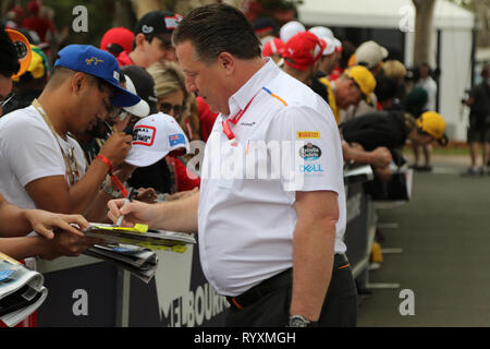 Melbourne, Victoria, Australien. 15 Mär, 2019. FIA-Formel-1-Weltmeisterschaft 2019 - Formel Eins Rolex Grand Prix von Australien. Melbourne zu Fuß Zac Brown CEO McLaren Racing Autogramme für die Fans. Credit: Brett Keating/Alamy leben Nachrichten Stockfoto