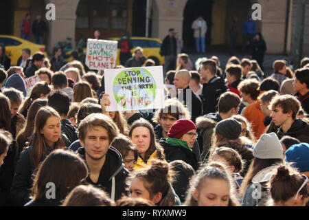 Prag, Tschechische Republik. 15 Mär, 2019. Menschen an der globalen "Freitags für Zukunft" Initiative in Prag, Hauptstadt der Tschechischen Republik, am 15. März 2019. Hunderte von Studenten hier am Freitag versammelten sich die globale" Freitags für Zukunft" Initiative anzuschließen und fordert die Politik auf, die Auswirkungen des Klimawandels zu bewältigen. Credit: Dana Kesnerova/Xinhua/Alamy leben Nachrichten Stockfoto