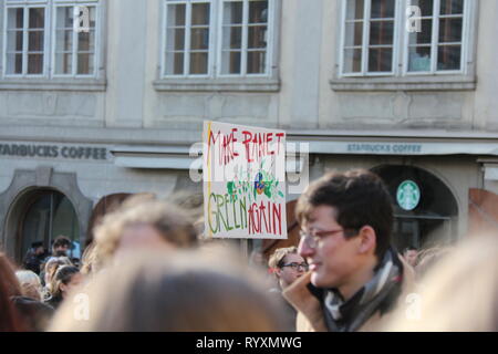 Prag, Tschechische Republik. 15 Mär, 2019. Menschen an der globalen "Freitags für Zukunft" Initiative in Prag, Hauptstadt der Tschechischen Republik, am 15. März 2019. Hunderte von Studenten hier am Freitag versammelten sich die globale" Freitags für Zukunft" Initiative anzuschließen und fordert die Politik auf, die Auswirkungen des Klimawandels zu bewältigen. Credit: Dana Kesnerova/Xinhua/Alamy leben Nachrichten Stockfoto