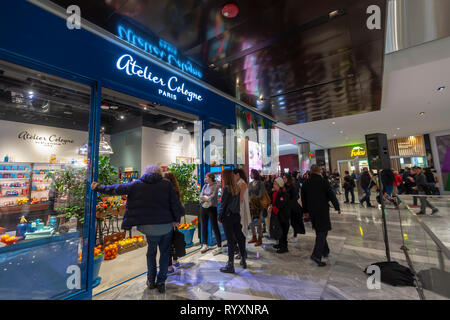 New York, USA. 15 Mär, 2019. Besucher Masse die Geschäfte im Hudson Yards Mall auf der West Side von Manhattan auf der großen Eröffnung Tag, Freitag, 15. März 2019. Einzelhändler, einschließlich der Neiman Marcus Kaufhaus, öffneten ihre Geschäfte in der Entwicklung, die auf einer Plattform über der Westseite railroad Yards gebaut wurde. Büro-, Wohn-, öffentlichen Raum und Verkaufsfläche umfasst in der ersten Phase Was ist wohl die teuerste Bauprojekt aller Zeiten in den USA (Â© Richard B. Levine) Credit gebaut: Richard Levine/Alamy leben Nachrichten Stockfoto