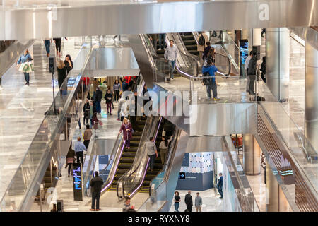 New York, USA. 15 Mär, 2019. Besucher Masse der Hudson Yards Mall auf der West Side von Manhattan auf der großen Eröffnung Tag, Freitag, 15. März 2019. Einzelhändler, einschließlich der Neiman Marcus Kaufhaus, öffneten ihre Geschäfte in der Entwicklung, die auf einer Plattform über der Westseite railroad Yards gebaut wurde. Büro-, Wohn-, öffentlichen Raum und Verkaufsfläche umfasst in der ersten Phase Was ist wohl die teuerste Bauprojekt aller Zeiten in den USA (Â© Richard B. Levine) Credit gebaut: Richard Levine/Alamy leben Nachrichten Stockfoto