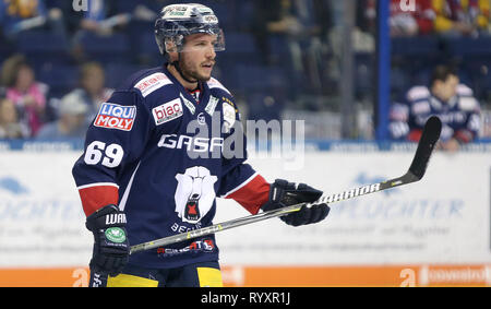 Berlin, Deutschland. 15 Mär, 2019. Eishockey: DEL, Eisbären Berlin - EHC Red Bull München, Meisterschaft, Viertelfinale, 2. Spieltag. Florian Kettemer aus der Eisbären Berlin hält die bat. Credit: Andreas Gora/dpa/Alamy leben Nachrichten Stockfoto