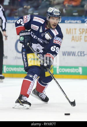 Berlin, Deutschland. 15 Mär, 2019. Eishockey: DEL, Eisbären Berlin - EHC Red Bull München, Meisterschaft, Viertelfinale, 2. Spieltag. Florian Kettemer aus der Eisbären Berlin spielt den Puck. Credit: Andreas Gora/dpa/Alamy leben Nachrichten Stockfoto