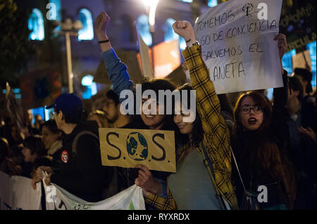 Malaga, Malaga, Spanien. 15 Mär, 2019. Zwei Demonstranten werden gesehen, ihre Fäuste anheben, da sie Teil während des Protestes. Unter dem Motto "Klima Not, Tausende von Menschen protestieren gegen den Klimawandel und die globale Erwärmung während der allgemeinen Studierenden Streik. Die internationale Bewegung "Freitags für Zukunft", die von der Schwedischen jungen Studenten aktivisten und Umweltschützer Greta Thunberg, fordern dringend Maßnahmen zur Bekämpfung des Klimawandels geleitet. Credit: Jesus Merida/SOPA Images/ZUMA Draht/Alamy leben Nachrichten Stockfoto