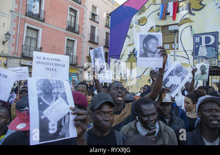 Madrid, Madrid, Spanien. 15 Mär, 2019. Demonstranten mit dem Portrait von Mame Mbaye während des Protestes gesehen. Protest gegen institutionellen Rassismus fand am Nelson Mandela Square in Madrid ein Jahr nach dem Tod von Mame Mbaye, einem senegalesischen Straßenverkäufer, starb, während er von der Polizei für den Verkauf auf der Straße gejagt werden. Nach Angaben der Demonstranten, der junge Mann hatte keine legalen Papiere trotz mehr als 10 Jahre in Spanien verbracht und Behörden hat seine Familie nicht nach seinem Tod. Sie bezahlten auch Hommage an die Opfer des New Zeland Terroranschlag in Moscheen. (C Stockfoto