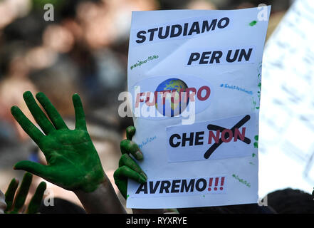 Neapel, Italien, 15. März, 2019 - Grüne Hände und Poster während der Freitag für zukünftiges Ereignis, für die Erde, für die Umwelt und gegen Verschmutzung, Klimawandel, Tausende von Jungen in Neapel in der großen Prozession teilgenommen. Credit: Salvatore Laporta/Kontrolab/Alamy leben Nachrichten Stockfoto