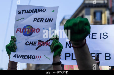 Neapel, Italien, 15. März, 2019 - Grüne Hände und Poster während der Freitag für zukünftiges Ereignis, für die Erde, für die Umwelt und gegen Verschmutzung, Klimawandel, Tausende von Jungen in Neapel in der großen Prozession teilgenommen. Credit: Salvatore Laporta/Kontrolab/Alamy leben Nachrichten Stockfoto