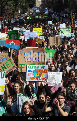 Neapel, Italien, 15. März, 2019 - ein Moment der Freitag für zukünftiges Ereignis, für die Erde, für die Umwelt und gegen Verschmutzung, Klimawandel, Tausende von Jungen in Neapel in der großen Prozession teilgenommen. Credit: Salvatore Laporta/Kontrolab/Alamy leben Nachrichten Stockfoto