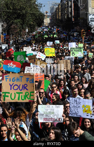 Neapel, Italien, 15. März, 2019 - ein Moment der Freitag für zukünftiges Ereignis, für die Erde, für die Umwelt und gegen Verschmutzung, Klimawandel, Tausende von Jungen in Neapel in der großen Prozession teilgenommen. Credit: Salvatore Laporta/Kontrolab/Alamy leben Nachrichten Stockfoto