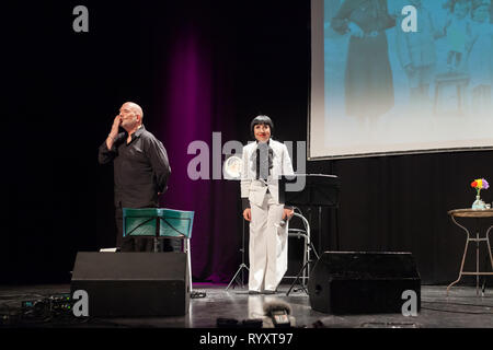 Madrid, Spanien. 15 Mär, 2019. Konzert von Cuco und Luisa Perez im Auditorium Marcelino Camacho von Ccoo in Madrid, wo Sie singen und die Geschichten ihrer Mutter und Verwandten erzählen, während Sie in den Flüchtlingslagern des Spanischen Bürgerkriegs in Südfrankreich waren. Manu Reyes/Alamy leben Nachrichten Stockfoto