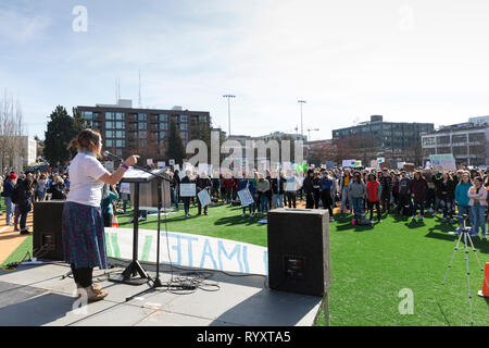 Seattle, Washington: 15-jährige Athena Fain von Ingraham High School spricht mit Fans aus der ganzen Region bei einer Kundgebung in Cal Anderson Park zur Unterstützung des Green New Deal und um Aufmerksamkeit auf den Mangel an Maßnahmen zur Bekämpfung des Klimawandels. Die Seattle Jugend Klima Streik wurde in Solidarität mit den weltweiten Klima Streikbewegung statt. Credit: Paul Christian Gordon/Alamy leben Nachrichten Stockfoto