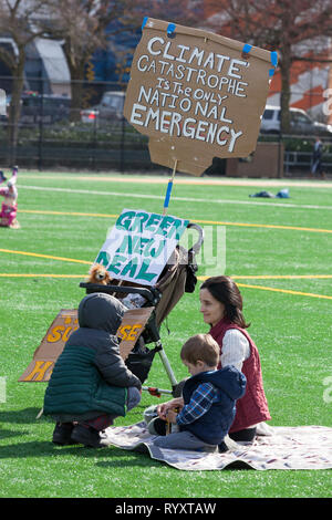 Seattle, Washington: eine Familie nimmt an einer Kundgebung in Cal Anderson Park zur Unterstützung des Green New Deal und um Aufmerksamkeit auf den Mangel an Maßnahmen zur Bekämpfung des Klimawandels. Die Seattle Jugend Klima Streik wurde in Solidarität mit den weltweiten Klima Streikbewegung statt. Credit: Paul Christian Gordon/Alamy leben Nachrichten Stockfoto