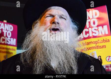 London, Großbritannien. 15 Mär, 2019. Rabbi Herschel Gluck OBE spricht bei einer Kundgebung in der Nähe der Finsbury Park Moschee. Die Kundgebung wurde von bis zu Rassismus stehen in Reaktion auf die jüngsten Dreharbeiten in Neuseeland organisiert. Mindestens ein amokläufer 49 Menschen getötet und mehr als 40 während Freitagsgebet an zwei Neuseeland Moscheen verwundet. Credit: Claire Doherty/Alamy leben Nachrichten Stockfoto