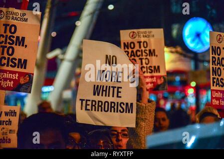 London, Großbritannien. 15 Mär, 2019. Eine Frau hält ein Schild mit der Aufschrift "Nicht mehr weiß Terrorismus" zu einer Kundgebung in der Nähe der Finsbury Park Moschee. Die Kundgebung wurde von bis zu Rassismus stehen in Reaktion auf die jüngsten Dreharbeiten in Neuseeland organisiert. Mindestens ein amokläufer 49 Menschen getötet und mehr als 40 während Freitagsgebet an zwei Neuseeland Moscheen verwundet. Credit: Claire Doherty/Alamy leben Nachrichten Stockfoto