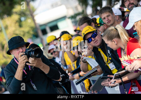 MELBOURNE, Australien - März 16: Daniel Ricciardo 3 Fahren für Renault F1 Team in Melbourne zu Fuß mit den Fans während des Formel 1 Grand Prix von Australien 2019 Rolex am Albert Park Lake, Australien am 16. März 2019. Stockfoto