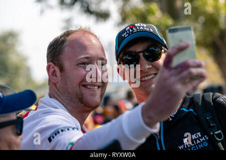 Melbourne, Australien. 16 Mär, 2019. MELBOURNE, Australien - März 16: George RUSSELL 63 fahren für ROKIT WILLIAMS RACING Gruß Fans in Melbourne zu Fuß während des Formel 1 Grand Prix von Australien 2019 Rolex am Albert Park Lake, Australien am 16. März 2019. Credit: Dave Hewison Sport/Alamy leben Nachrichten Stockfoto