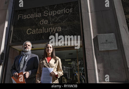 Barcelona, Katalonien, Spanien. 15 Mär, 2019. Ines Arrimadas und Carlos Carrizosa gesehen werden, in dem die Kopie des Dokuments in das Büro des Superior Staatsanwalt von Katalonien präsentiert gegen Präsident Quim Torra. Ines Arrimadas und Carlos Carrizosa, der Führer der Bürger, haben zu den Superior Staatsanwalt von Katalonien schriftlich Straftat gegen Präsident Quim Torra für nicht die Durchsetzung der um die Unabhängigkeit Fahnen und gelbe Riegel von Balkone und Fassaden der Katalanischen Institutionen zurückzuziehen, entsprechend der Reihenfolge des Zentralen Wahlausschusses verfolgen. (Bild: © Paco Fre Stockfoto