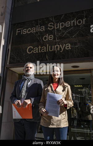 Barcelona, Katalonien, Spanien. 15 Mär, 2019. Ines Arrimadas und Carlos Carrizosa gesehen werden, in dem die Kopie des Dokuments in das Büro des Superior Staatsanwalt von Katalonien präsentiert gegen Präsident Quim Torra. Ines Arrimadas und Carlos Carrizosa, der Führer der Bürger, haben zu den Superior Staatsanwalt von Katalonien schriftlich Straftat gegen Präsident Quim Torra für nicht die Durchsetzung der um die Unabhängigkeit Fahnen und gelbe Riegel von Balkone und Fassaden der Katalanischen Institutionen zurückzuziehen, entsprechend der Reihenfolge des Zentralen Wahlausschusses verfolgen. (Bild: © Paco Fre Stockfoto