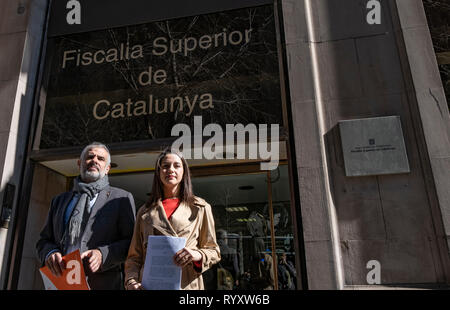 Ines Arrimadas und Carlos Carrizosa gesehen werden, in dem die Kopie des Dokuments in das Büro des Superior Staatsanwalt von Katalonien präsentiert gegen Präsident Quim Torra. Ines Arrimadas und Carlos Carrizosa, der Führer der Bürger, haben zu den Superior Staatsanwalt von Katalonien schriftlich Straftat gegen Präsident Quim Torra für nicht die Durchsetzung der um die Unabhängigkeit Fahnen und gelbe Riegel von Balkone und Fassaden der Katalanischen Institutionen zurückzuziehen, entsprechend der Reihenfolge des Zentralen Wahlausschusses verfolgen. Stockfoto