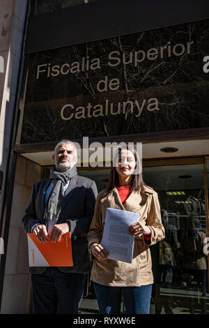 Ines Arrimadas und Carlos Carrizosa gesehen werden, in dem die Kopie des Dokuments in das Büro des Superior Staatsanwalt von Katalonien präsentiert gegen Präsident Quim Torra. Ines Arrimadas und Carlos Carrizosa, der Führer der Bürger, haben zu den Superior Staatsanwalt von Katalonien schriftlich Straftat gegen Präsident Quim Torra für nicht die Durchsetzung der um die Unabhängigkeit Fahnen und gelbe Riegel von Balkone und Fassaden der Katalanischen Institutionen zurückzuziehen, entsprechend der Reihenfolge des Zentralen Wahlausschusses verfolgen. Stockfoto