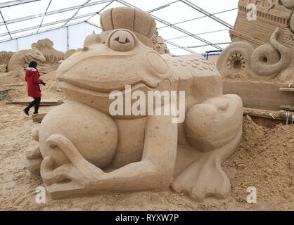 Binz, Deutschland. 12 Mär, 2019. Ein sand Abbildung der Frosch König kann auf dem Gelände des Sandskulpturenfestival gesehen werden. Künstlerinnen und Künstler aus verschiedenen europäischen Ländern werden derzeit erstellen 45 riesige Zahlen für die 10 Sand Skulptur zeigen im Ostseebad Binz. Der Sand Skulpturen zeigen, eröffnet am 16.03.2018. Quelle: Stefan Sauer/dpa-Zentralbild/dpa/Alamy leben Nachrichten Stockfoto