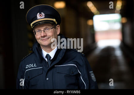 Hamburg, Deutschland. 08 Mär, 2019. Christian Schaade, Leiter der Zollstelle in Hamburg, steht nach einem Interview mit der Deutschen Presse Agentur im Container X-ray Systems am Zollamt Waltershof. Die größte Hauptzollamt in Deutschland sieht sich gut für Großbritanniens aus der EU für das Sea cargo handling positioniert. Credit: Christian Charisius/dpa/Alamy leben Nachrichten Stockfoto