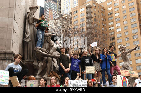 März 15, 2019 - New York City, New York, US-Studenten nehmen an dem Global Youth Klimawandel Streik und März statt am Columbus Circle. (Bild: © Nancy Kaszerman/ZUMA Draht) Stockfoto