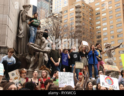 März 15, 2019 - New York City, New York, US-Studenten nehmen an dem Global Youth Klimawandel Streik und März statt am Columbus Circle. (Bild: © Nancy Kaszerman/ZUMA Draht) Stockfoto