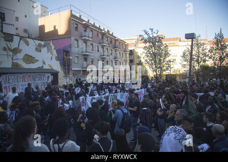 Madrid, Spanien. 15 Mär, 2019. Der Protest in Nelson Mandela Plaza de Lavapies. Protest gegen institutionellen Rassismus am Nelson Mandela Square ein Jahr nach dem Tod von Mame Mbaye, einem senegalesischen Straßenverkäufer, starb, während er von der Polizei für den Verkauf auf der Straße gejagt werden. Nach Angaben der Demonstranten, der junge Mann hatte keine legalen Papiere trotz mehr als 10 Jahre in Spanien verbracht und Behörden hat seine Familie nicht nach seinem Tod. Credit: Lito Lizana/SOPA Images/ZUMA Draht/Alamy leben Nachrichten Stockfoto