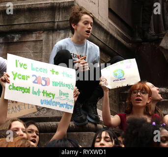 März 15, 2019 - New York City, New York, US-Studenten nehmen an dem Global Youth Klimawandel Streik und März statt am Columbus Circle. (Bild: © Nancy Kaszerman/ZUMA Draht) Stockfoto