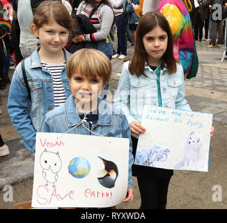 März 15, 2019 - New York City, New York, US-Studenten nehmen an dem Global Youth Klimawandel Streik und März statt am Columbus Circle. (Bild: © Nancy Kaszerman/ZUMA Draht) Stockfoto