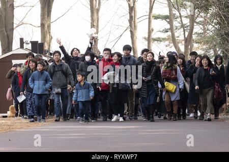 Saitama, Japan. 16 Mär, 2019. Die ersten Besucher ein, um die Neue Moominvalley Themenpark in Saitama. Der neue Themenpark in der British-Finnish animierte Familie Drama Serie Moominvalley inspiriert eröffnet heute (16. März) in der Stadt von Hanno, Saitama, in der Nähe von Tokio. Credit: Rodrigo Reyes Marin/ZUMA Draht/Alamy leben Nachrichten Stockfoto