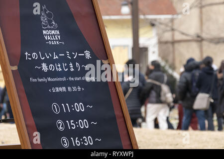 Saitama, Japan. 16 Mär, 2019. Die ersten Besucher ein, um die Neue Moominvalley Themenpark in Saitama. Der neue Themenpark in der British-Finnish animierte Familie Drama Serie Moominvalley inspiriert eröffnet heute (16. März) in der Stadt von Hanno, Saitama, in der Nähe von Tokio. Credit: Rodrigo Reyes Marin/ZUMA Draht/Alamy leben Nachrichten Stockfoto