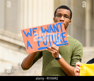 Ein Jungen gesehen mit einem Plakat zu sagen, wir wollen eine Zukunft, während das Klima Streik an der Columbia University in New York City, NY. Stockfoto