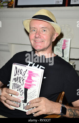 Coral Gables, FL, USA. 14 Mär, 2019. Autor Irvine Welsh sprechen und Kopien von seinem neuen Buch "tote Männer Hosen an Bücher und Bücher Gables unterzeichnen am 14. März 2019 in Coral Gables, Florida. Quelle: MPI 10/Media Punch/Alamy leben Nachrichten Stockfoto