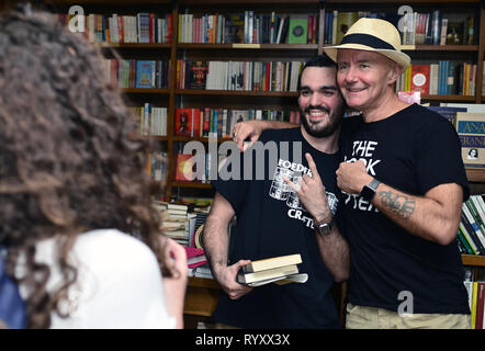 Coral Gables, FL, USA. 14 Mär, 2019. Autor Irvine Welsh sprechen und Kopien von seinem neuen Buch "tote Männer Hosen an Bücher und Bücher Gables unterzeichnen am 14. März 2019 in Coral Gables, Florida. Quelle: MPI 10/Media Punch/Alamy leben Nachrichten Stockfoto