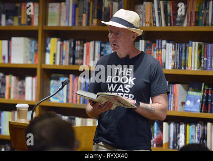 Coral Gables, FL, USA. 14 Mär, 2019. Autor Irvine Welsh sprechen und Kopien von seinem neuen Buch "tote Männer Hosen an Bücher und Bücher Gables unterzeichnen am 14. März 2019 in Coral Gables, Florida. Quelle: MPI 10/Media Punch/Alamy leben Nachrichten Stockfoto