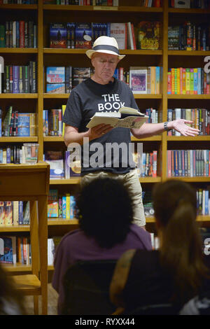 Coral Gables, FL, USA. 14 Mär, 2019. Autor Irvine Welsh sprechen und Kopien von seinem neuen Buch "tote Männer Hosen an Bücher und Bücher Gables unterzeichnen am 14. März 2019 in Coral Gables, Florida. Quelle: MPI 10/Media Punch/Alamy leben Nachrichten Stockfoto