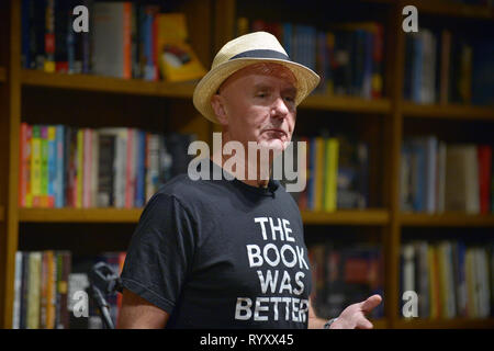 Coral Gables, FL, USA. 14 Mär, 2019. Autor Irvine Welsh sprechen und Kopien von seinem neuen Buch "tote Männer Hosen an Bücher und Bücher Gables unterzeichnen am 14. März 2019 in Coral Gables, Florida. Quelle: MPI 10/Media Punch/Alamy leben Nachrichten Stockfoto