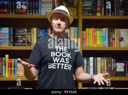 Coral Gables, FL, USA. 14 Mär, 2019. Autor Irvine Welsh sprechen und Kopien von seinem neuen Buch "tote Männer Hosen an Bücher und Bücher Gables unterzeichnen am 14. März 2019 in Coral Gables, Florida. Quelle: MPI 10/Media Punch/Alamy leben Nachrichten Stockfoto