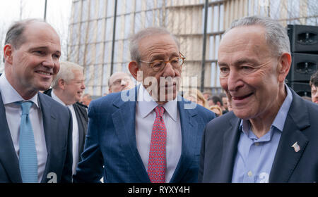 New York, NY - 15. März 2019: Hudson Yards ist lagest private Entwicklung in New York. Präsident & CEO von Oxford Gruppe Blake Hutcheson, Vorsitzender der Verbundenen Unternehmen Stephen Ross & US Senator Chuck Schumer an öffnung Tag am Hudson Yards von Manhattan Credit: Lev radin/Alamy leben Nachrichten Stockfoto