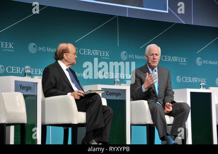 Houston, Texas, USA. 15 Mär, 2019. Us-Senator John Cornyn (R) spricht während eines Dialogs auf CERAWeek Konferenz in Houston, Texas, in den Vereinigten Staaten am 15. März 2019. Die Vereinigten Staaten und China müssen zusammenarbeiten, um Wege zu finden, um für beide zu gedeihen, John Cornyn erklärte eine Energie Konferenz am Freitag. Die fünftägige CERAWeek versammelten sich mehr als 4.500 Gäste und Referenten in der Energie-, Technologie- und Finanzsektor aus mehr als 70 Ländern und Regionen in diesem Jahr. Credit: Liu Liwei/Xinhua/Alamy leben Nachrichten Stockfoto