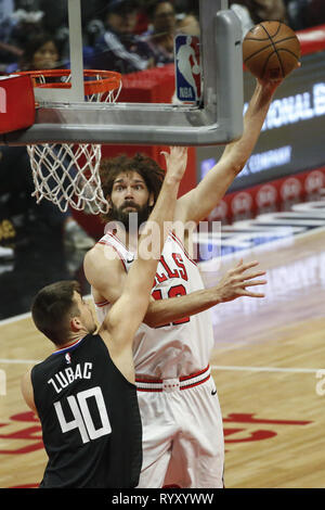 Los Angeles, Kalifornien, USA. 15 Mär, 2019. Chicago Bulls' Robin Lopez (42) schießt während eines NBA Basketball Spiel zwischen Los Angeles Clippers und die Chicago Bulls Freitag, März 15, 2019, in Los Angeles. Die Scherer gewann 128-121. Credit: Ringo Chiu/ZUMA Draht/Alamy leben Nachrichten Stockfoto