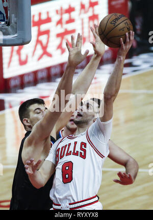 Los Angeles, Kalifornien, USA. 15 Mär, 2019. Zach Chicago Bulls LaVine (8) geht in den Warenkorb während einer NBA Basketball Spiel zwischen Los Angeles Clippers und die Chicago Bulls Freitag, März 15, 2019, in Los Angeles. Die Scherer gewann 128-121. Credit: Ringo Chiu/ZUMA Draht/Alamy leben Nachrichten Stockfoto