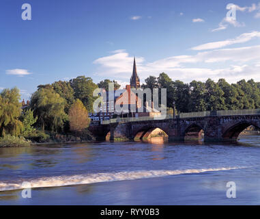 Vereinigtes Königreich. England. Cheshire. Chester. Blick auf die Stadt. Brücke über den Fluss Dee. Stockfoto