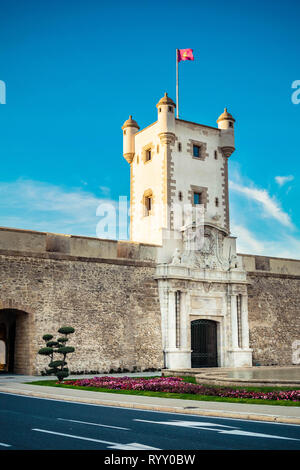 Eine schöne Aufnahme von La Puerta De Tierra in Cádiz, der alte Eingang zur Stadt Cadiz. Stockfoto